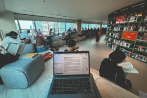 Area favorit saya di Perpustakaan Nyi Ageng Serang, duduk lesehan dekat jendela dengan pemandangan kota Jakarta