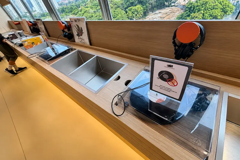 Koleksi Vinyl di Perpustakaan Nyi Ageng Serang