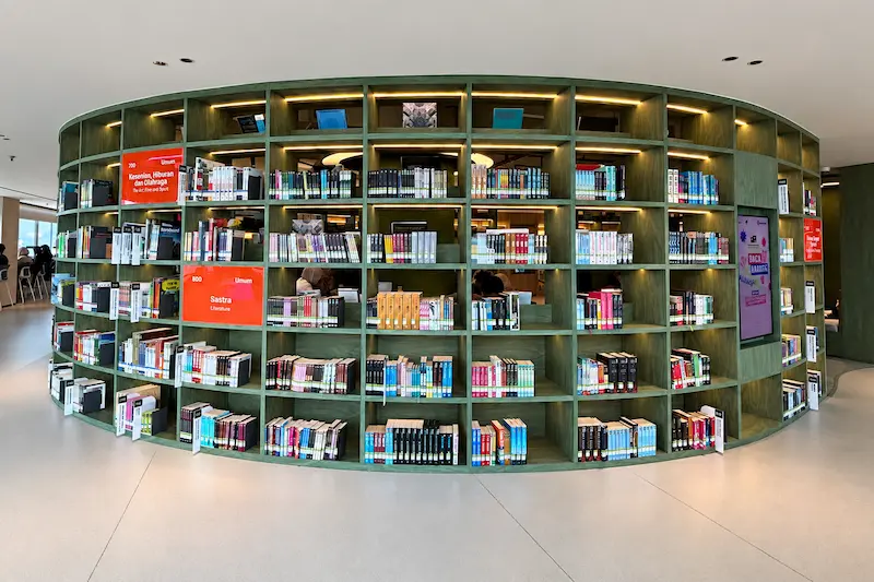Rak buku ikonik di tengah perpustakaan