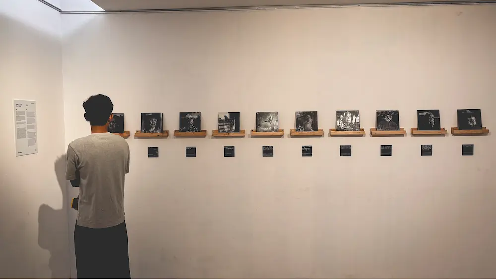 We Were Just Little Boys karya Tace Stevens yang menampilkan potret para penyintas Stolen Generation yang kini sudah memasuki usia lanjut