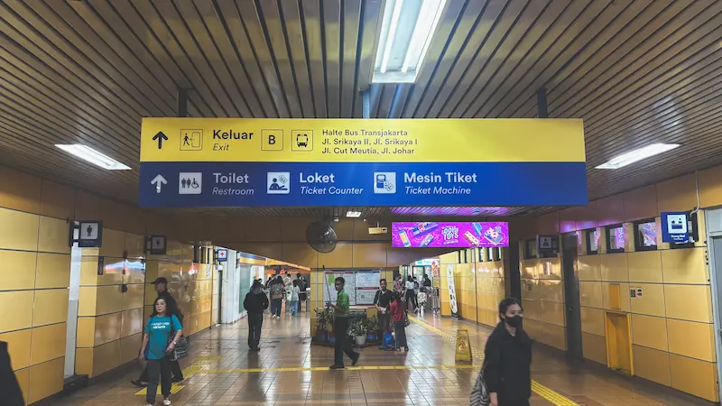 Dari Stasiun Gondangdia keluar di pintu B, kemudian jalan sedikit ke lorong kedua, tempat para pedagang makanan
