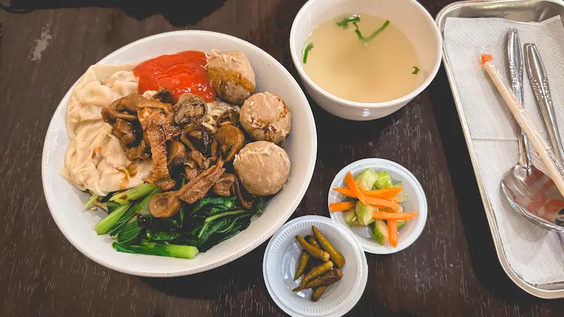Mie ayam bakso pangsit lengkap dengan kuah dan kondimen acar