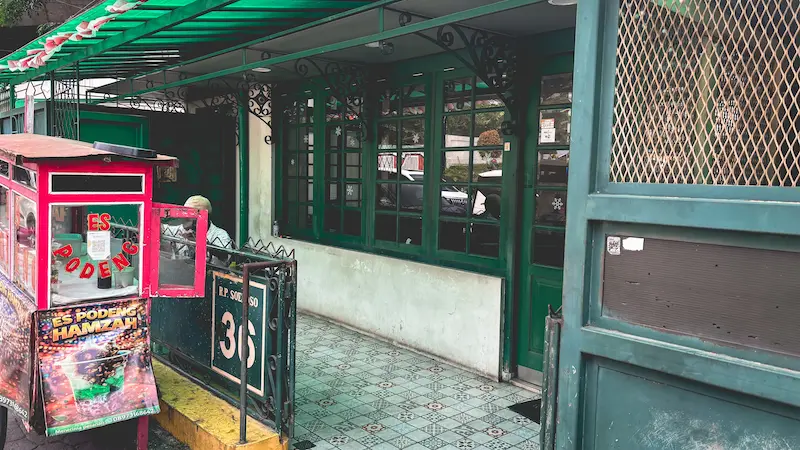 Tampak depan bangunan Mie Ayam Gondangdia dengan penunjuk alamat R.P. Soeroso No. 36
