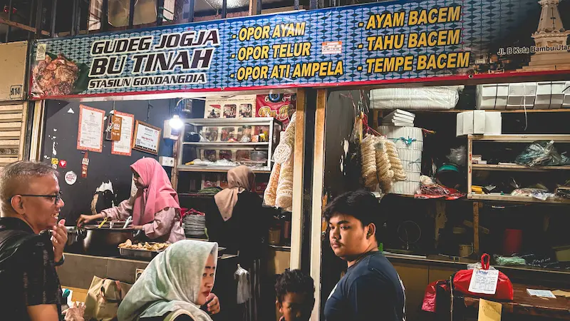 Warung Gudeg Bu Tinah terbilang kecil namun selalu ramai, pastikan datang sebelum siang